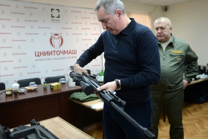 Дмитрий Рогозин со снайперской винтовкой «Точность» в руках