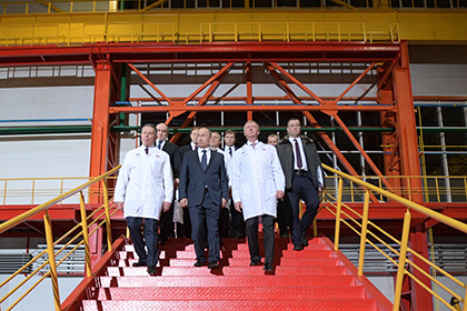 Владимир Путин во время посещения цеха «Челябинского трубопрокатного завода»