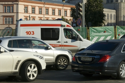 Госдуму попросят разрешить МЧС и скорой помощи таранить припаркованные машины