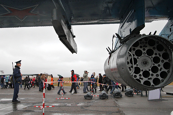 Гости осматривают военную технику на российской авиабазе в Канте