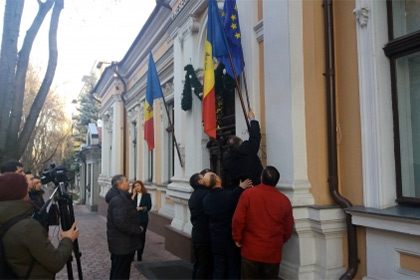 Молдавские либералы попытались вернуть флаг ЕС на здание резиденции Додона