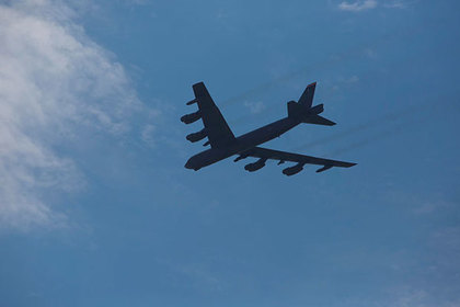 Американский бомбардировщик В-52 потерял двигатель в полете