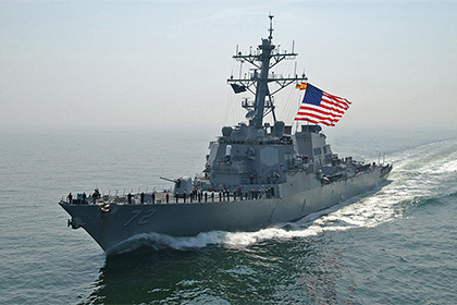 Эсминец ВМС США произвел залп в сторону иранских катеров