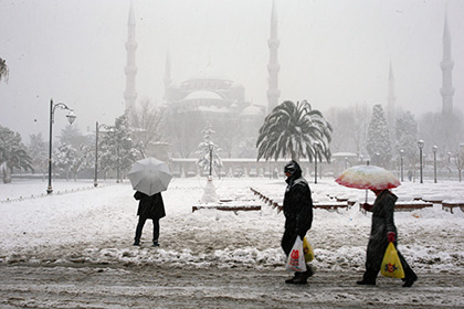 В Стамбуле на участников похорон обрушился заснеженный навес мечети