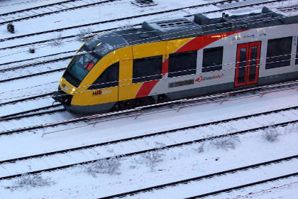 Снеговик на путях причинил ущерб поезду в Германии