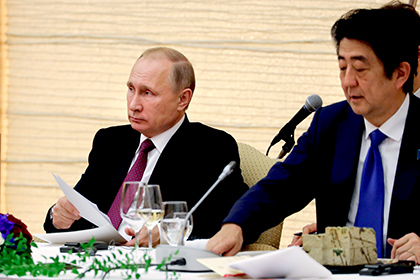 Владимир Путин и премьер-министр Японии Синдзо Абэ (справа) 