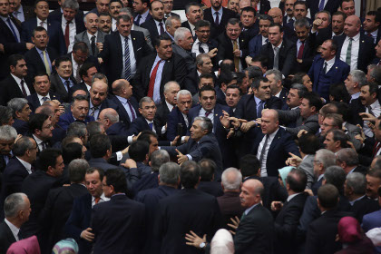Парламент одобрил в первом чтении изменения в Конституцию Турции