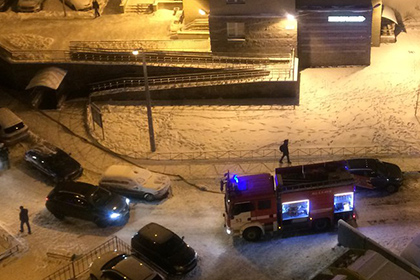 Женщина на Lexus заблокировала проезд спешившим на вызов петербургским пожарным