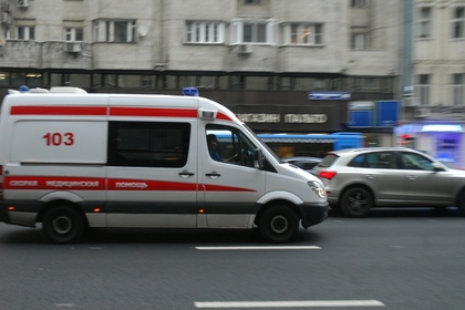 Упавший на рельсы в московском метро мужчина умер