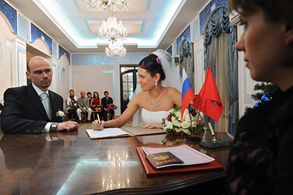 В Госдуме предложили приравнять венчание к регистрации брака