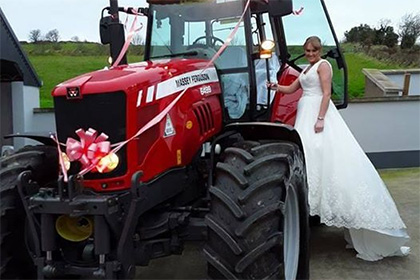 В Ирландии невеста приехала на свадьбу за рулем трактора