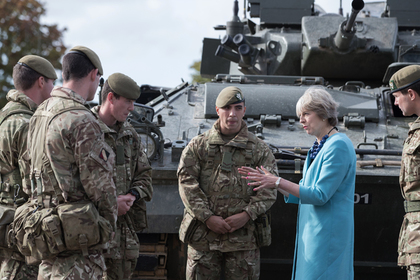 Британский премьер Тереза Мэй на военной базе