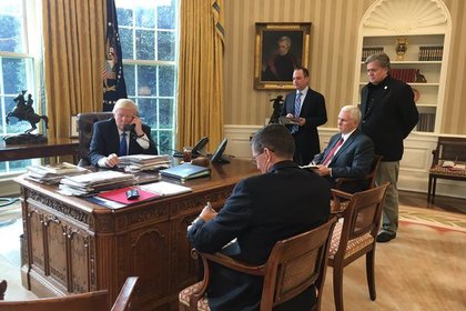 Дональд Трамп, Майкл Пенс и советники президента США в Овальном кабинете