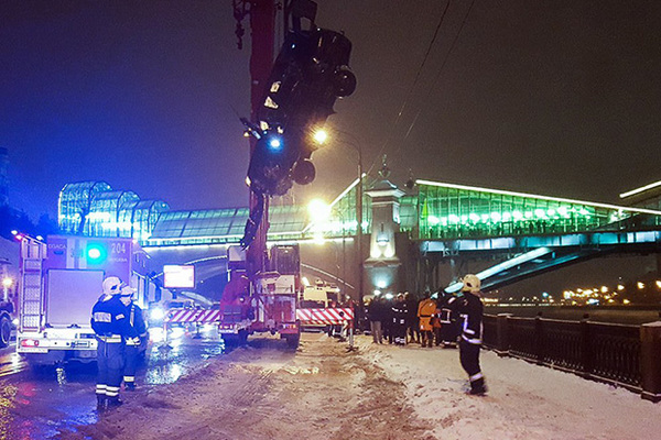 Операция по извлечению тонущего в Москве-реке автомобиля Subaru Forester