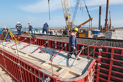 Армирование и бетонирование ростверка автомобильной опоры моста на острове Тузла