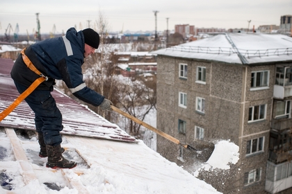 Снег с крыши упал на детскую коляску в Москве