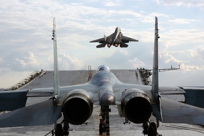 Истребители Су-33 и МиГ-29К на палубе «Адмирала Кузнецова»