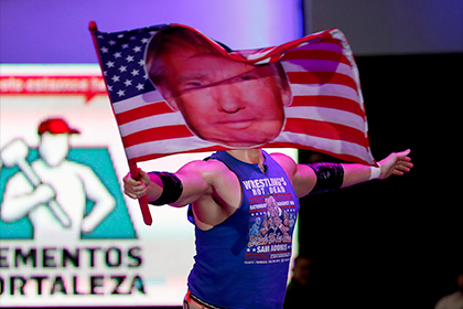 В Мексике освистали американского рестлера с портретом Трампа на флаге