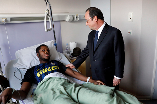 Президент Франсуа Олланд во время посещения Тео в больнице
