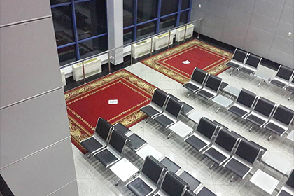 Пользователей сети смутили ковры в аэропорту Алма-Аты