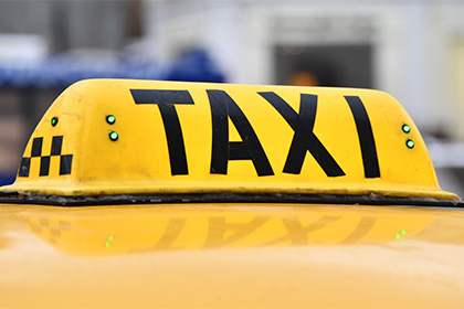 Омский таксист заставил пассажира облиться зеленкой за отказ оплатить проезд
