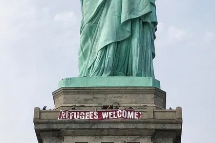 На статую Свободы повесили плакат с приветствием беженцам