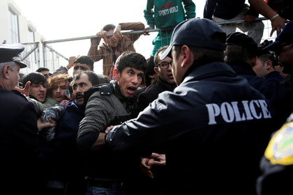 Конфликт между беженцами и полицией в лагере для мигрантов в Греции