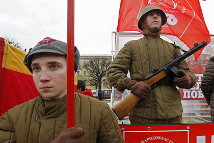 Участники митинга, посвященного годовщине создания Советской Армии и Военно-Морского Флота