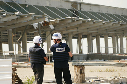 Представители инспекции ОБСЕ осматривают территорию Донецкой фильтровальной станции, архивное фото, 2016