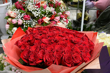 Житель Саратова украл 50 роз ради подарка незнакомкам к 8 Марта