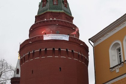 Устроивших акцию на башне и стене Кремля феминисток отпустили из полиции