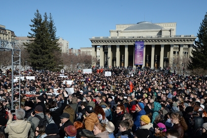 В Навального полетели яйца на митинге против роста тарифов ЖКУ в Новосибирске
