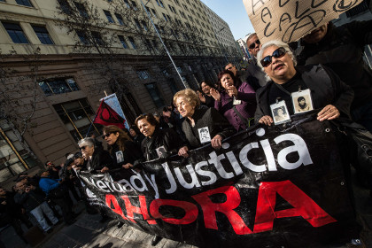 Сторонники социалистов в Чили вспоминают жертв диктатуры Пиночета и требуют правосудия