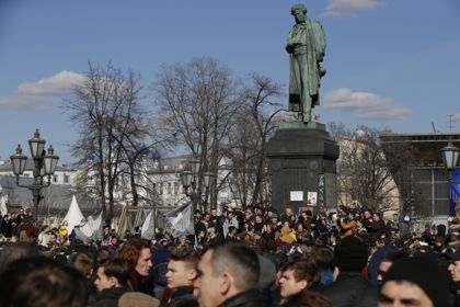 Протестующие на Пушкинской площади