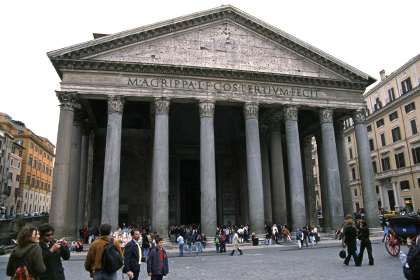 В Риме арестовали повалившую древние канделябры Пантеона женщину