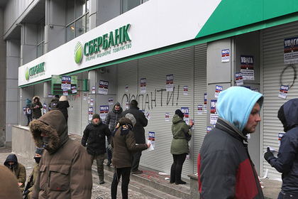 Украинцам перестанут выдавать пенсии через банки с российским капиталом