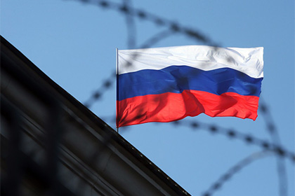 Московские подростки изрисовали свастикой и подожгли флаг России
