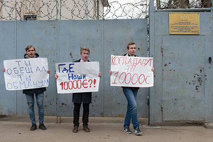 Школьники потребовали от Навального 10 тысяч евро