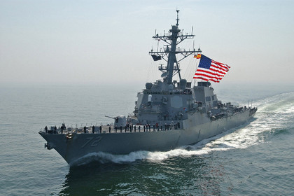 Эсминец США был вынужден изменить курс при встрече с иранским катером