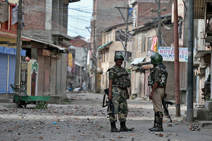 В Кашмире боевики напали на индийскую военную базу