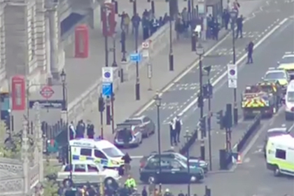 В Лондоне около британского парламента арестовали вооруженного мужчину