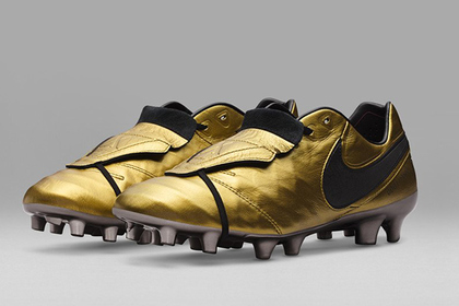 Nike посвятил Франческо Тотти золотые бутсы