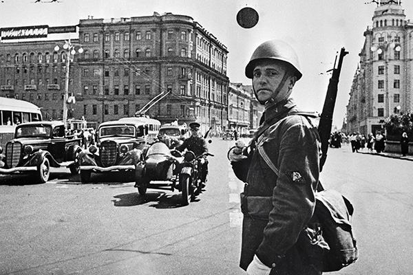 Постовой милиционер на улице Горького в Москве, 1941 год