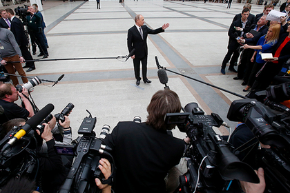 У освещающих переговоры Путина и Макрона журналистов задымились гаджеты