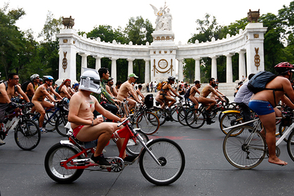 Мексиканские велосипедисты устроили массовый заезд голышом
