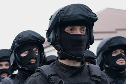 Ударивший кулаком в спину росгвардейца на митинге задержан в Петербурге