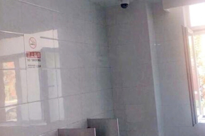 Пекинская школа убрала камеры из мужских туалетов после скандала