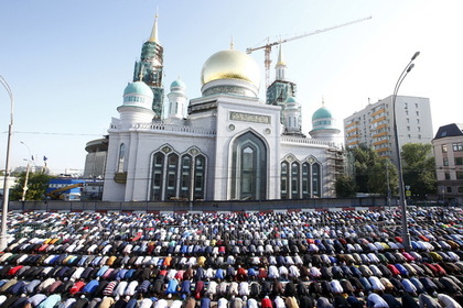 Более 250 тысяч мусульман Москвы вместе помолились по случаю Ураза-байрама