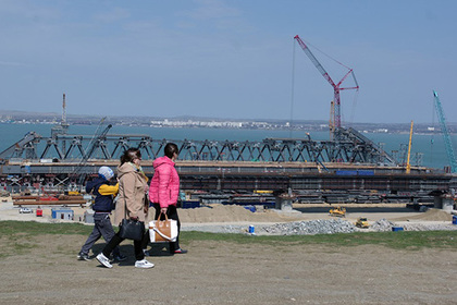 Строительство Крымского моста через Керченский пролив наполовину завершено