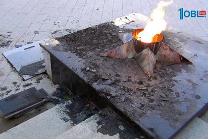 Юные жительницы Урала сожгли венок в Вечном огне